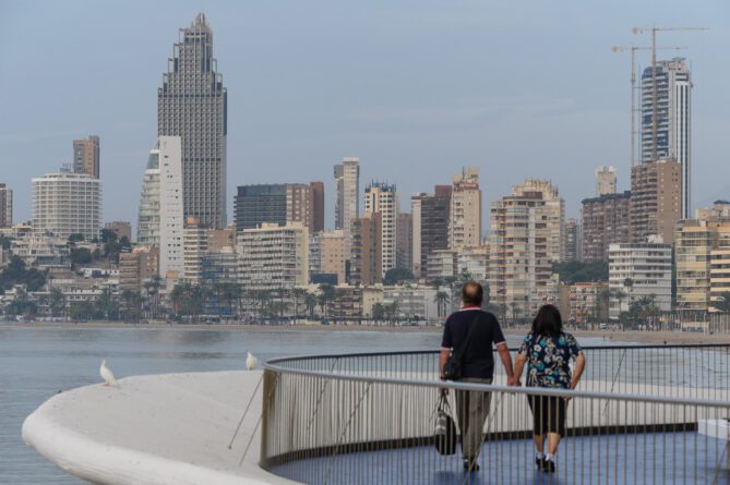 Benidorm tras el verano: la otra cara del turismo en la Costa Blanca