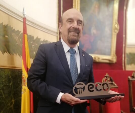 El Dr. José María Martín-Moreno, miembro del Comité Científico de la Fundación Economía y Salud, recibe el premio Fundación ECO por su contribución en salud pública y prevención del cáncer