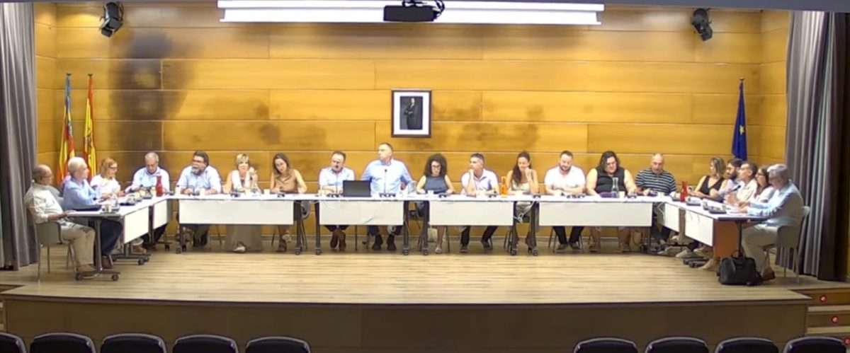El alcalde de Altea, Diego Zaragozí, pierde los papeles y amenaza a dos concejales del PP en el salón de plenos