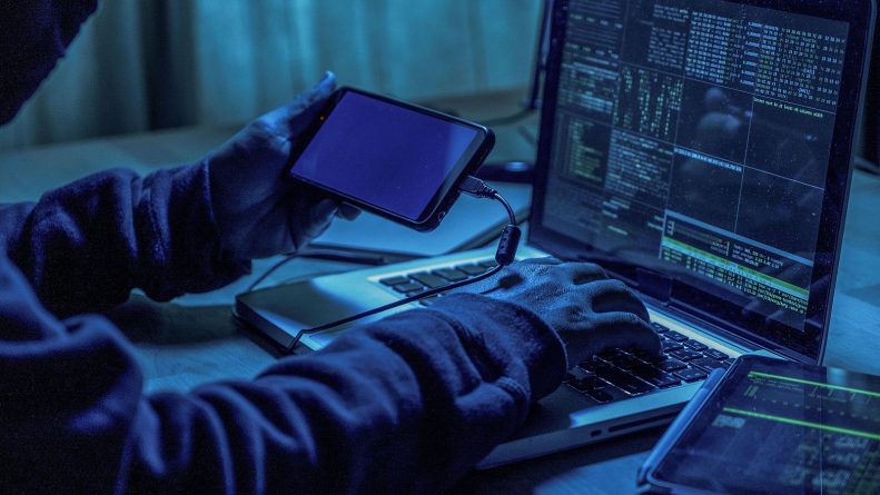 La Guardia Civil desmantela en Torrevieja una red de estafas online que afectó a víctimas en toda España