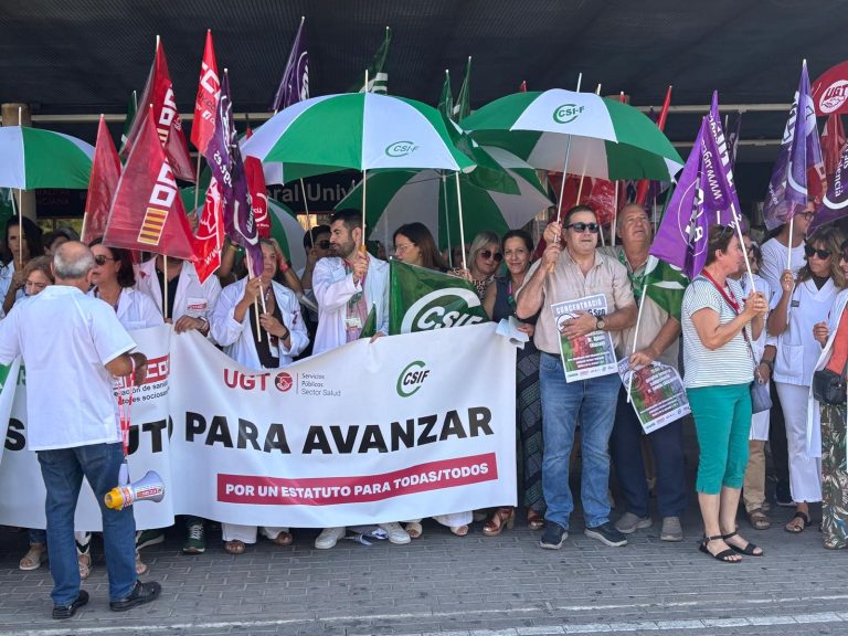 Los trabajadores de la sanidad pública se concentran para reclamar que el Estatuto Marco contemple los cambios necesarios para mejorar sus condiciones de trabajo