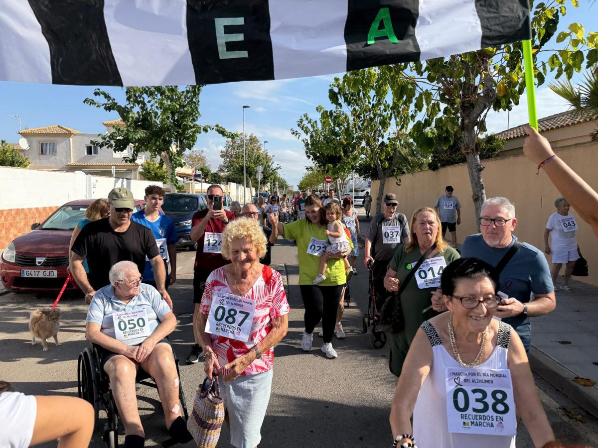 Más de 100 personas participaron en la marcha del Día Mundial del Alzhéimer del Centro Casaverde Pilar de la Horadada (Alicante)