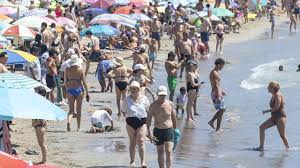 Playas de Alicante abarrotadas por la ola de calor: hasta 34 grados en pleno septiembre