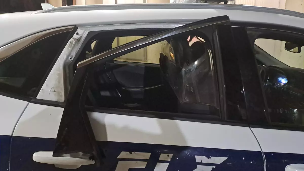 Turista detenido en Alicante tras agredir a su pareja y a cuatro policías: caos en el aeropuerto