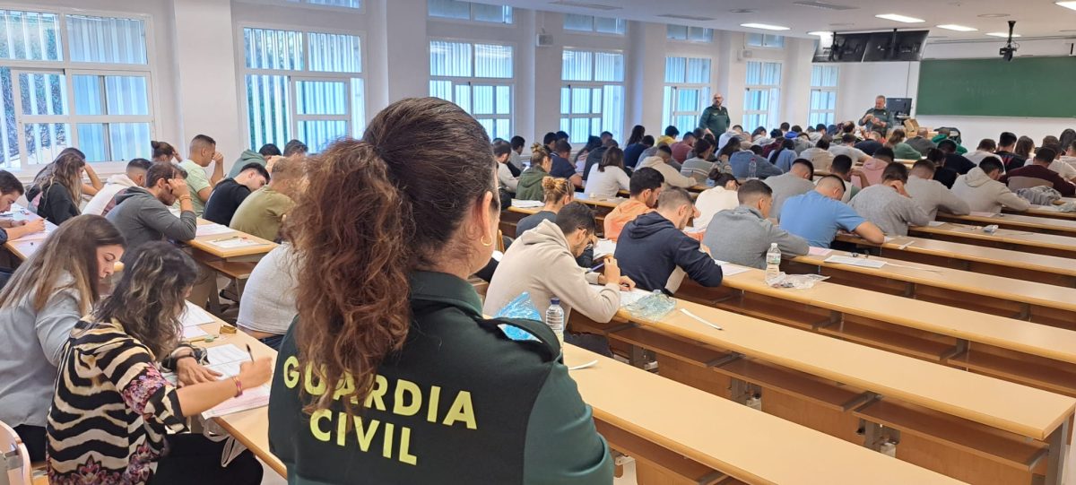 Cerca de 28.000 personas opositan este sábado a una de las 3.118 plazas ofertadas para ingresar en la Guardia Civil Cerca de 28.000 personas opositan este sábado a una de las 3.118 plazas ofertadas para ingresar en la Guardia Civil