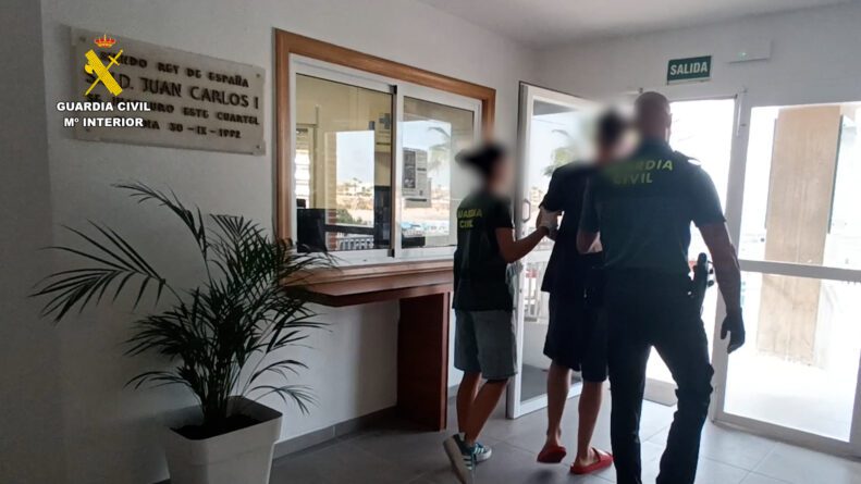 Brutal agresión con arma blanca en Alicante: dos detenidos en Pilar de la Horadada tras un apuñalamiento en plena calle