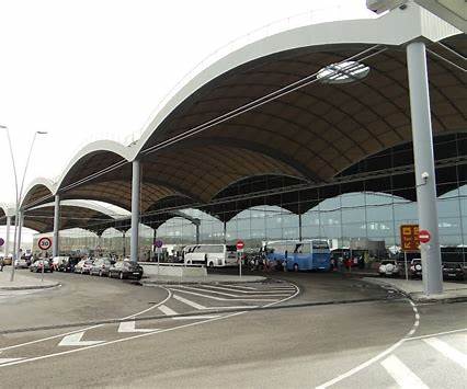 Cierre temporal del Aeropuerto de Alicante‑Elche Miguel Hernández por la presencia de un dron pone en jaque decenas de vuelos