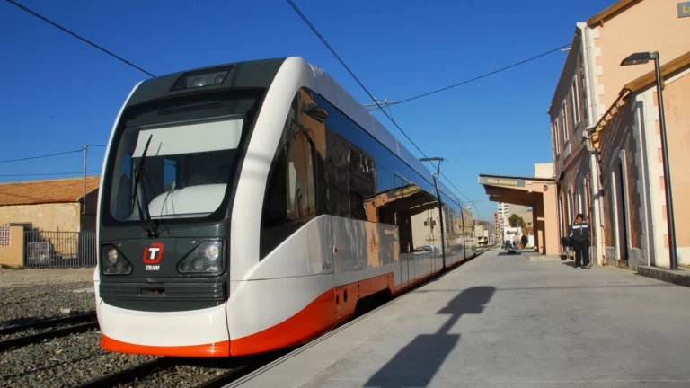 Tragedia en El Campello: un hombre muere atropellado por un tranvía en plena madrugada