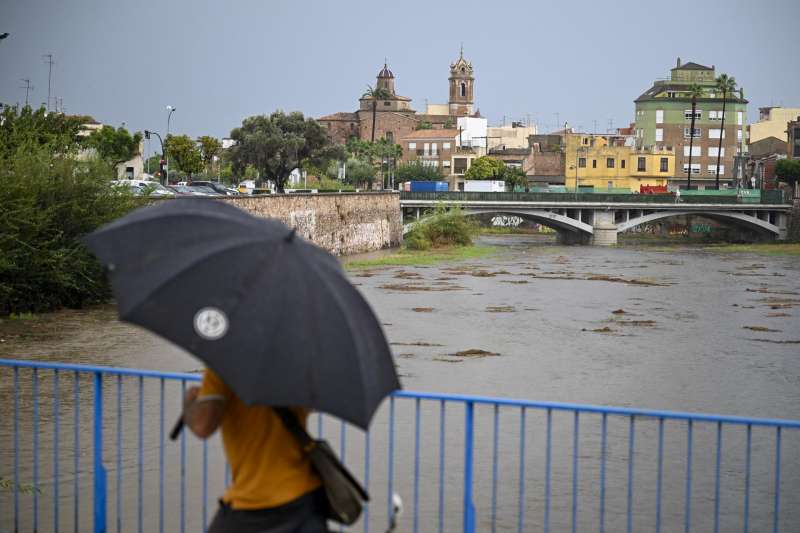 Emergencias activa la alerta por lluvias intensas y tormentas en Alicante y Valencia durante el puente del Pilar