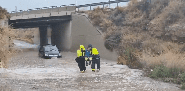 Emergencia en Novelda: Rescate de Vehículo y Alerta Máxima por las Intensas Lluvias