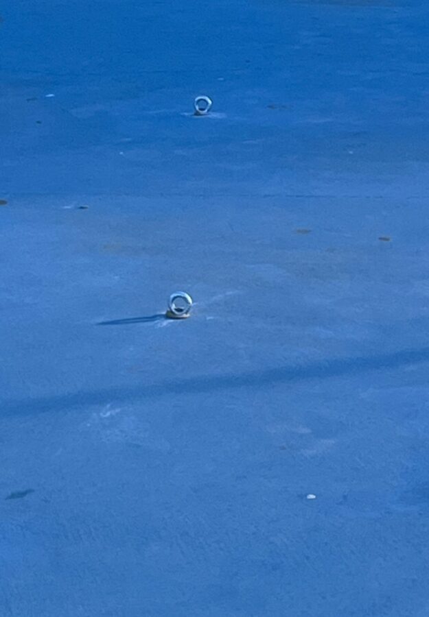 Peligro en la Ciudad Deportiva argollas en el suelo provocan caída y lesión a una menor