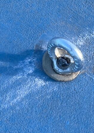 Peligro en la Ciudad Deportiva argollas en el suelo provocan caída y lesión a una menor