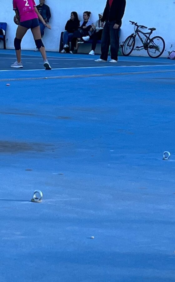 Peligro en la Ciudad Deportiva argollas en el suelo provocan caída y lesión a una menor