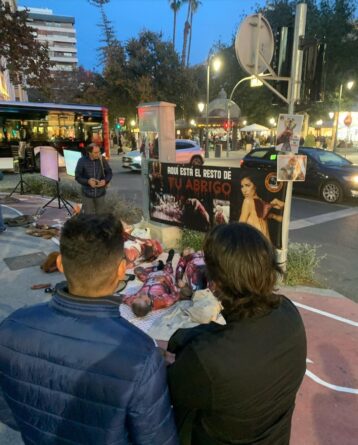 Performance contra la industria peletera en Alicante