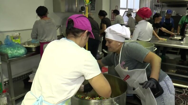 Indignación en Alicante: El Ayuntamiento pide a una ONG frenar el reparto de comida a personas sin hogar porque «ensucian la calle»