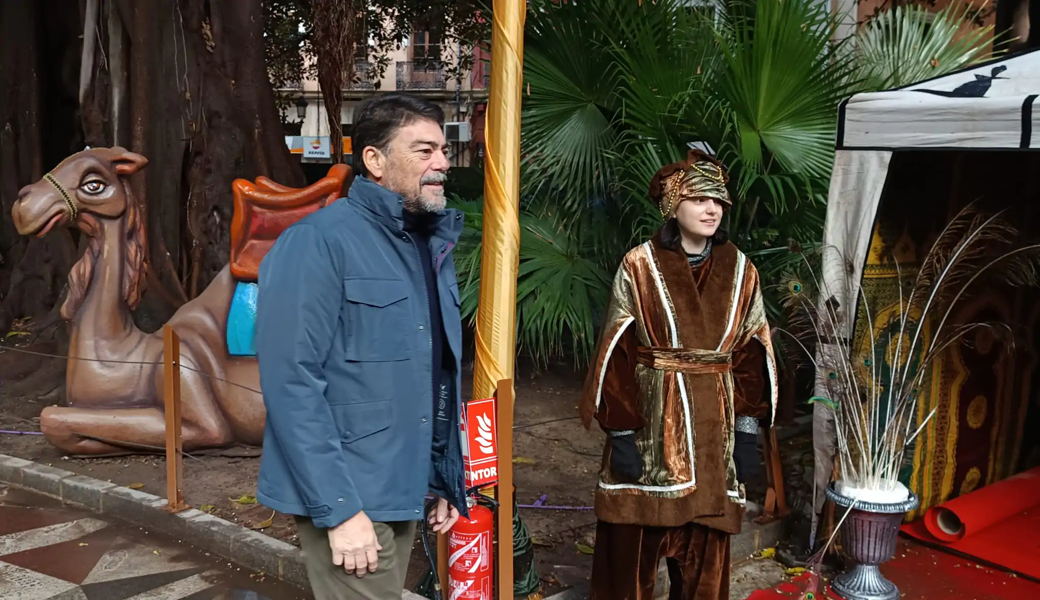 Magia Inclusiva en Alicante: El Campamento de las Carteras Reales Transforma la Plaza Gabriel Miró en el Epicentro de la Navidad