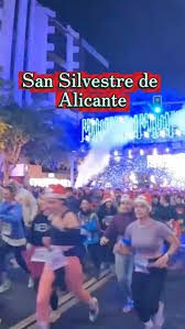 Alicante se disfraza para despedir el año: la San Silvestre más multitudinaria convierte el centro en una fiesta colectiva