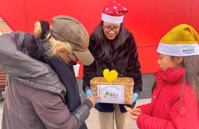 Madrid vive una Navidad solidaria Shincheonji reparte más de 300 galletas y chocolate caliente en Plaza Elíptica