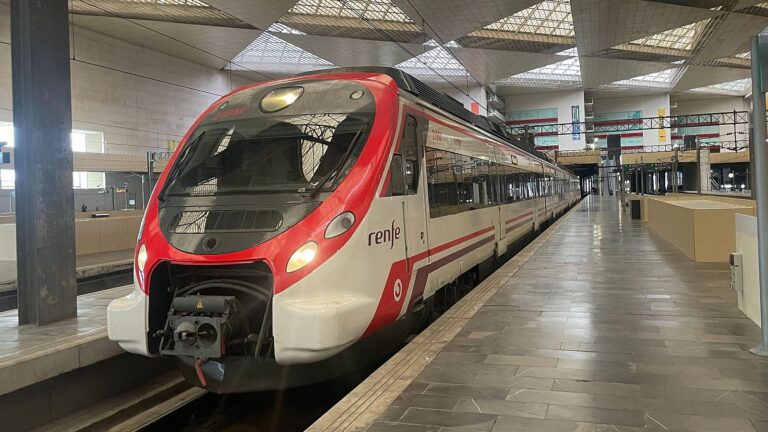 Pedro Sánchez anuncia un abono único pionero que transformará la movilidad nacional: 60 euros para adultos y 30 euros para jóvenes, operativo desde la segunda quincena de enero.