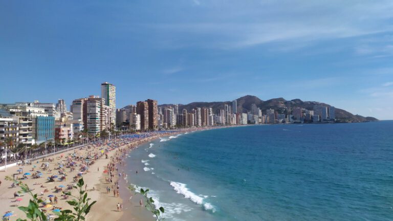 Playa en el Puente de Diciembre en Alicante: sol y máximas de hasta 23º para una escapada redonda