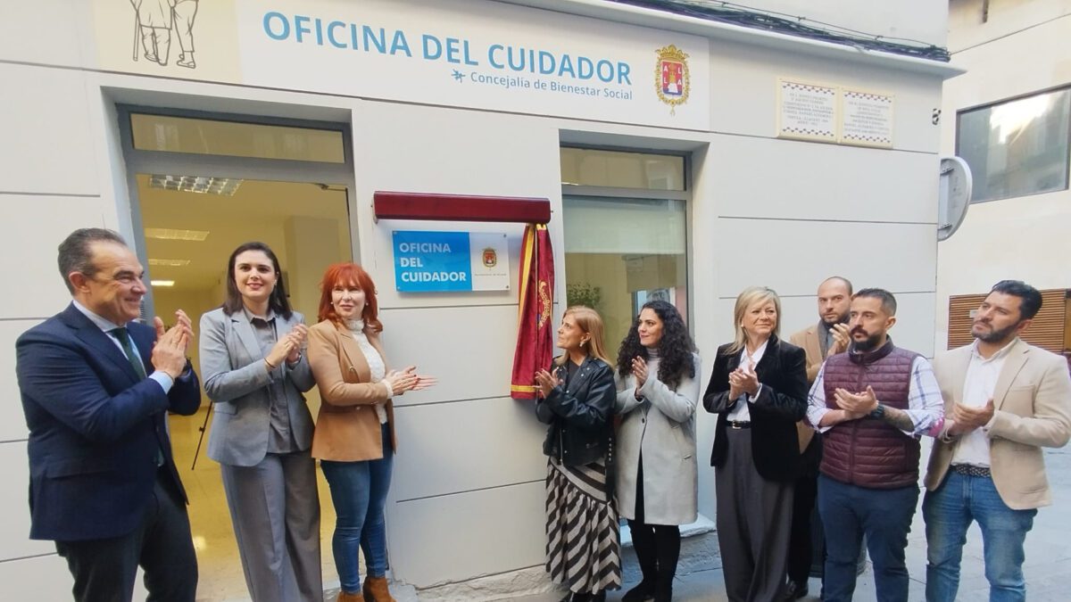 Alicante inaugura una oficina pionera para apoyar a las personas cuidadoras de mayores y dependientes