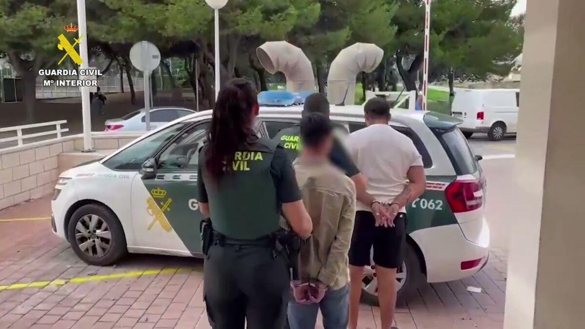 Detenidos dos jóvenes con requisitorias judiciales tras una actuación preventiva en una entidad bancaria de El Campello