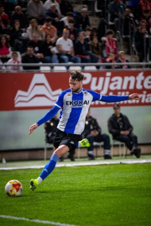 El Murcia golpea primero y se adelanta con autoridad