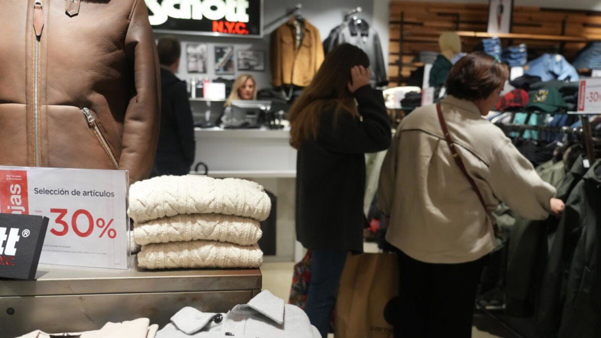 El frío dispara las rebajas de invierno en Alicante y reactiva el comercio local