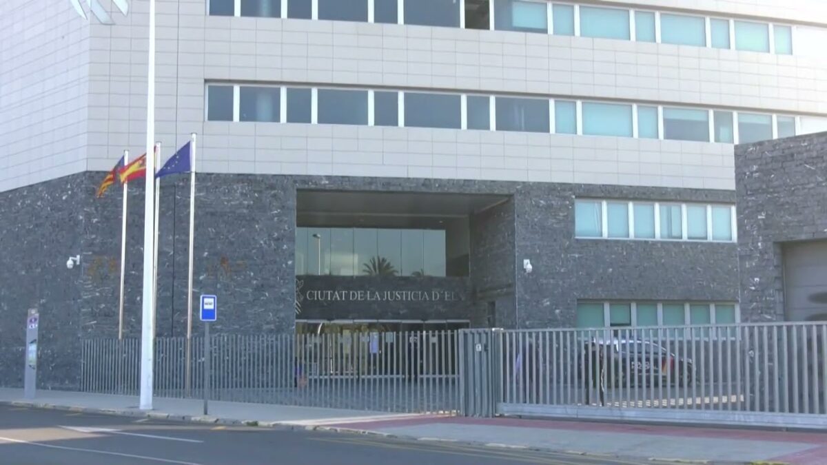 Juzgan en Elche a una asesora inmobiliaria y una abogada por una presunta estafa en la compraventa de una parcela