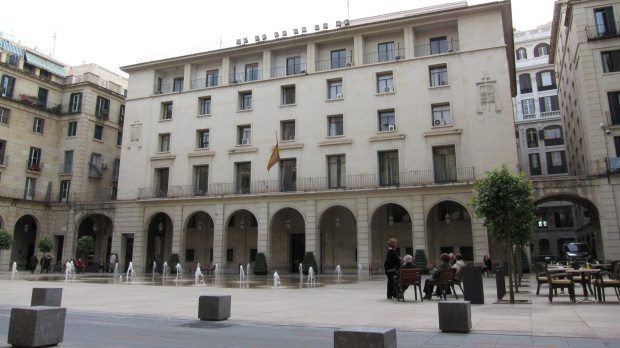 La Audiencia Provincial de Alicante juzga un presunto fraude en el alquiler de una vivienda anunciado en internet