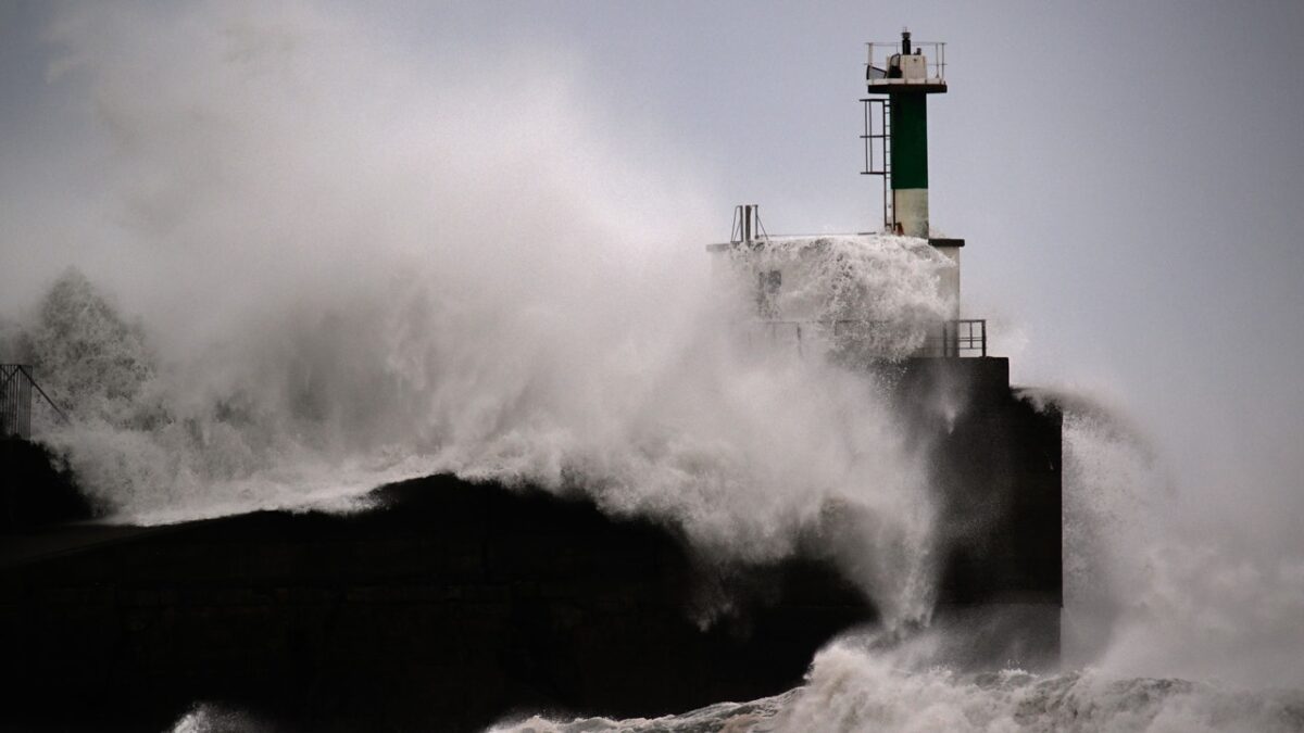 La borrasca Ingrid sacude Alicante: rachas de más de 100 km/h, daños puntuales y alerta por oleaje en la costa