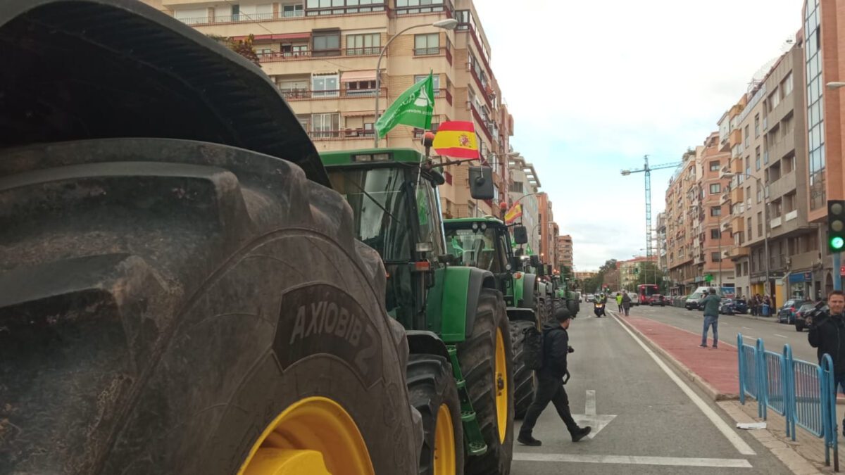 Los tractores toman Alicante: el campo alicantino estalla contra el acuerdo Mercosur y colapsa el centro de la ciudad