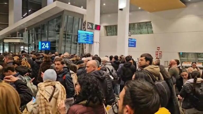 Retrasos en los trenes Alicante-Madrid: limitaciones de velocidad, quejas de viajeros y debate sobre la inversión ferroviaria
