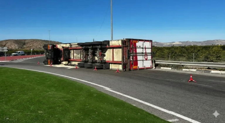 Vuelco de un camión en la CV-870 entre Orihuela y Benferri sin heridos ni atrapados