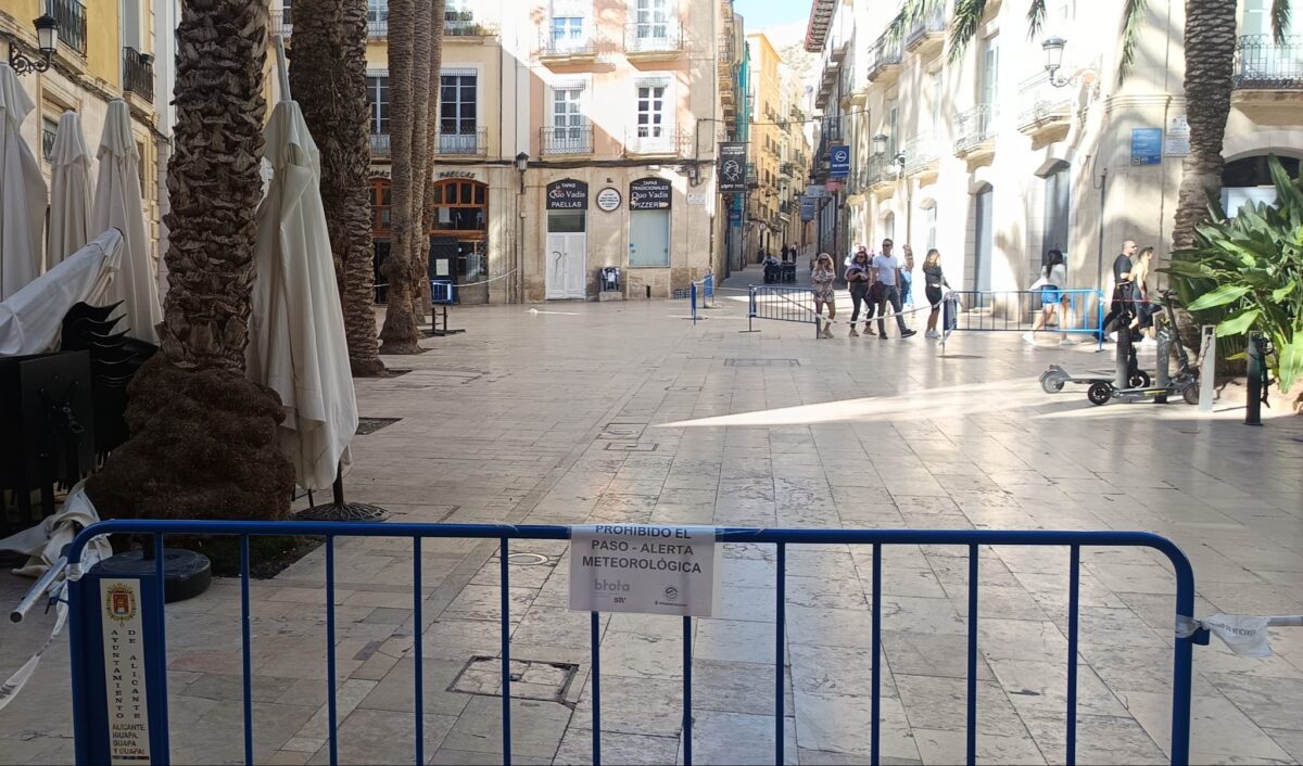 Alicante refuerza las medidas de seguridad y ordena el cierre de veladores ante la alerta amarilla por fuertes vientos