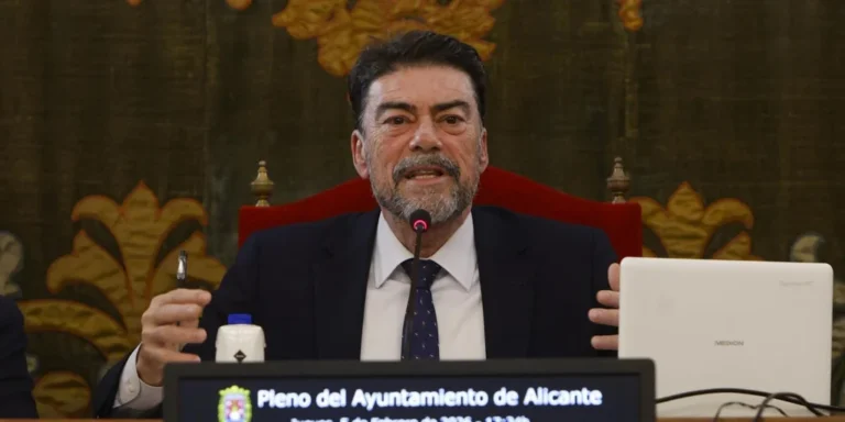Escándalo en la adjudicación de viviendas públicas en Alicante: el alcalde admite irregularidades y la oposición exige responsabilidades
