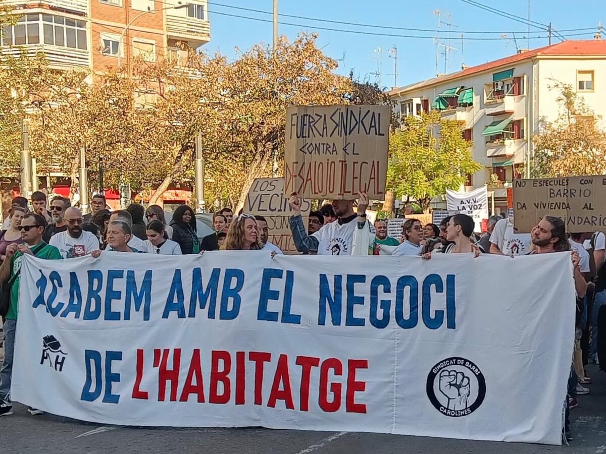 Más de 80 colectivos se concentran ante el Ayuntamiento de Alicante para exigir un plan urgente de vivienda pública