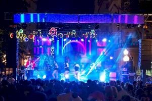 Más de 15.000 personas llenan la Rambla en un Carnaval atípico en Alicante marcado por la seguridad y la solidaridad