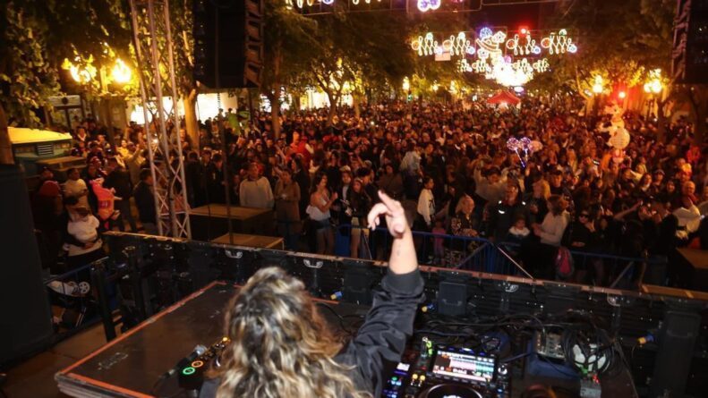 Más de 15.000 personas llenan la Rambla en un Carnaval Más de 15.000 personas llenan la Rambla en un Carnaval