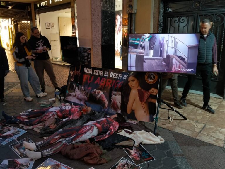 Activistas protestan y realizan una performance contra la industria peletera en Benidorm