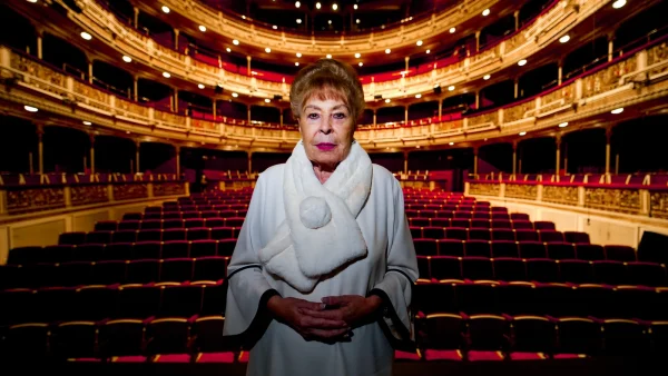 Actriz Gemma Cuervo en una de sus últimas apariciones, elegancia y legado del teatro español.