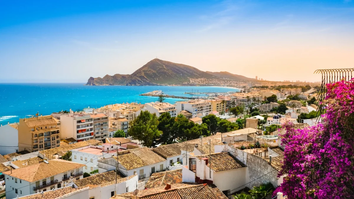 Vista panorámica de la ciudad y el puerto de Alicante, destacada como el mejor destino para vivir por su calidad de vida frente a EE. UU.