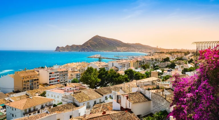 Vista panorámica de la ciudad y el puerto de Alicante, destacada como el mejor destino para vivir por su calidad de vida frente a EE. UU.