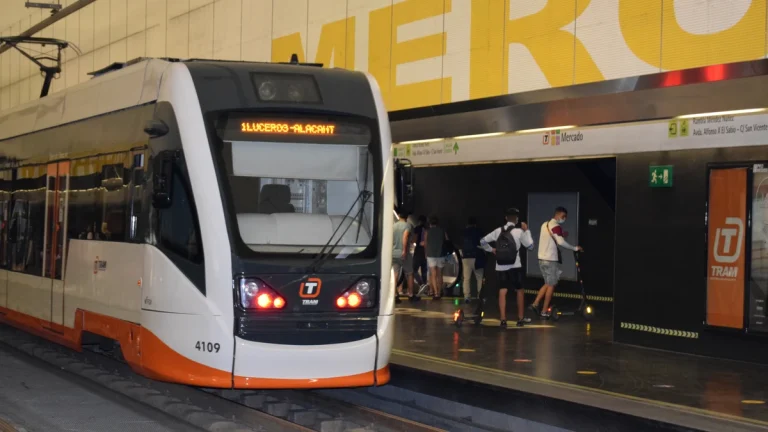 Tranvía del TRAM d'Alacant operando en horario nocturno especial durante la Semana Santa en el centro de Alicante.