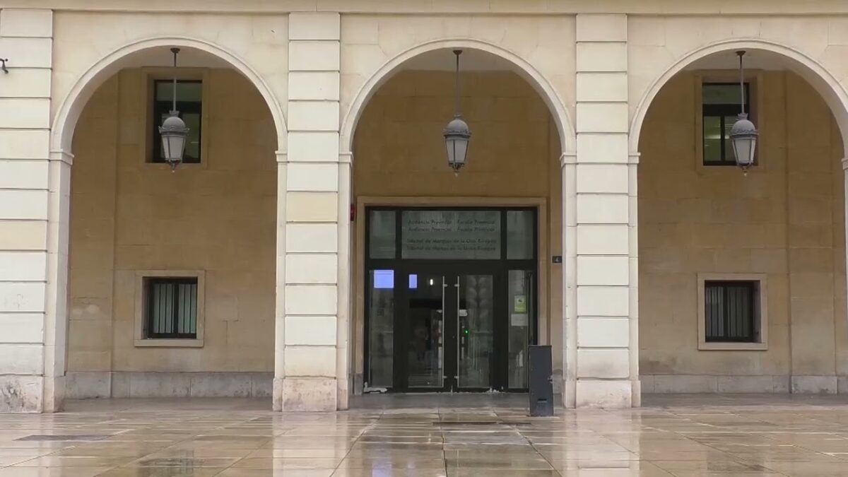 Petición de casi 19 años de cárcel para un hombre en Elda por una campaña de acoso extremo e incendio