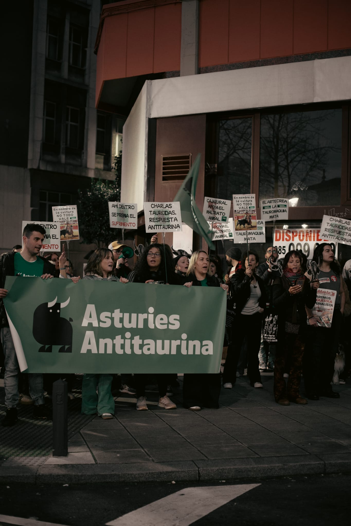 Casi un centenar de personas se concentran para protestar por el ciclo de charlas taurinas que acoge Caja Gijón La Rural