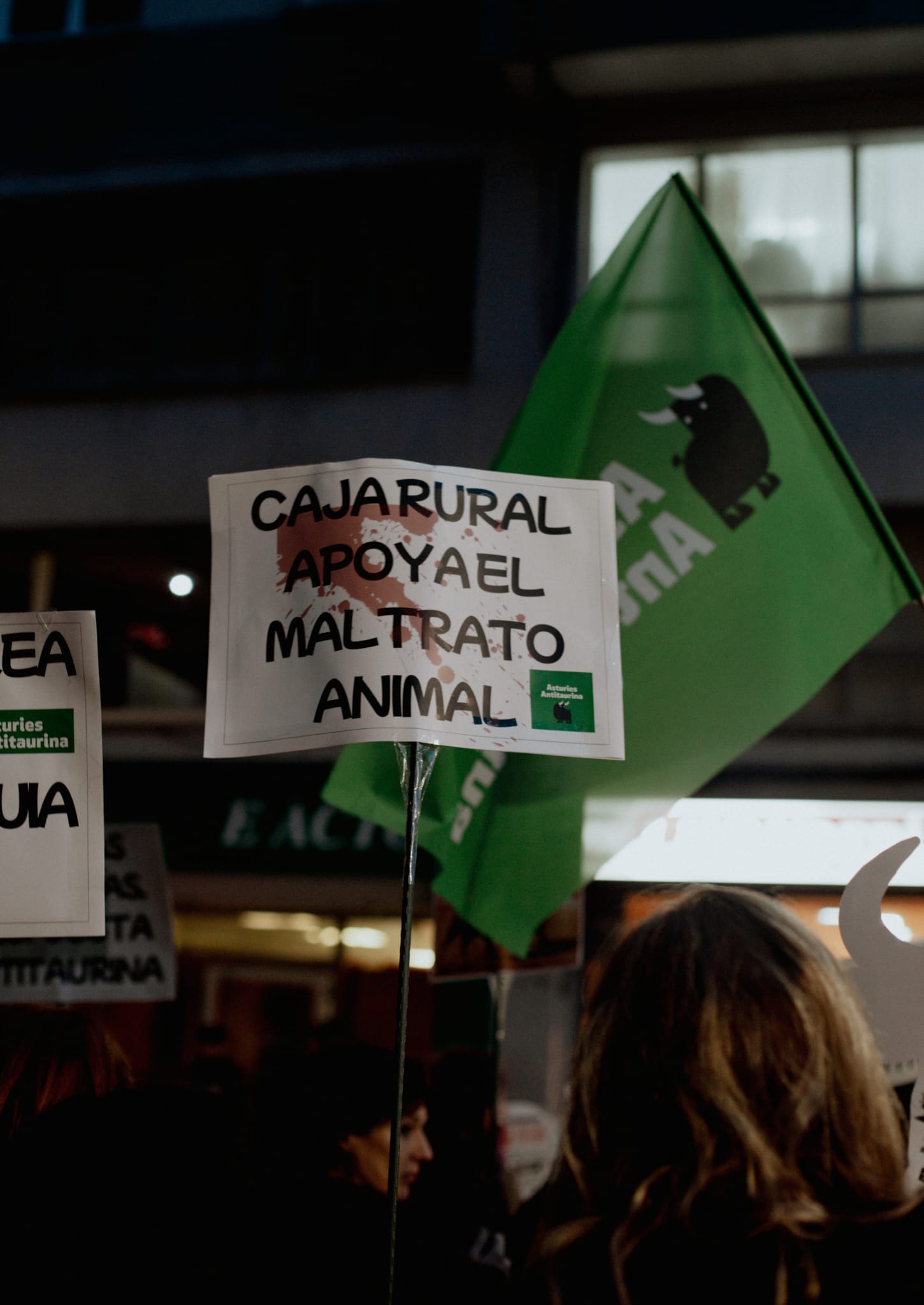 Concentración antitaurina ante Caja Rural Concentración antitaurina ante Caja Rural