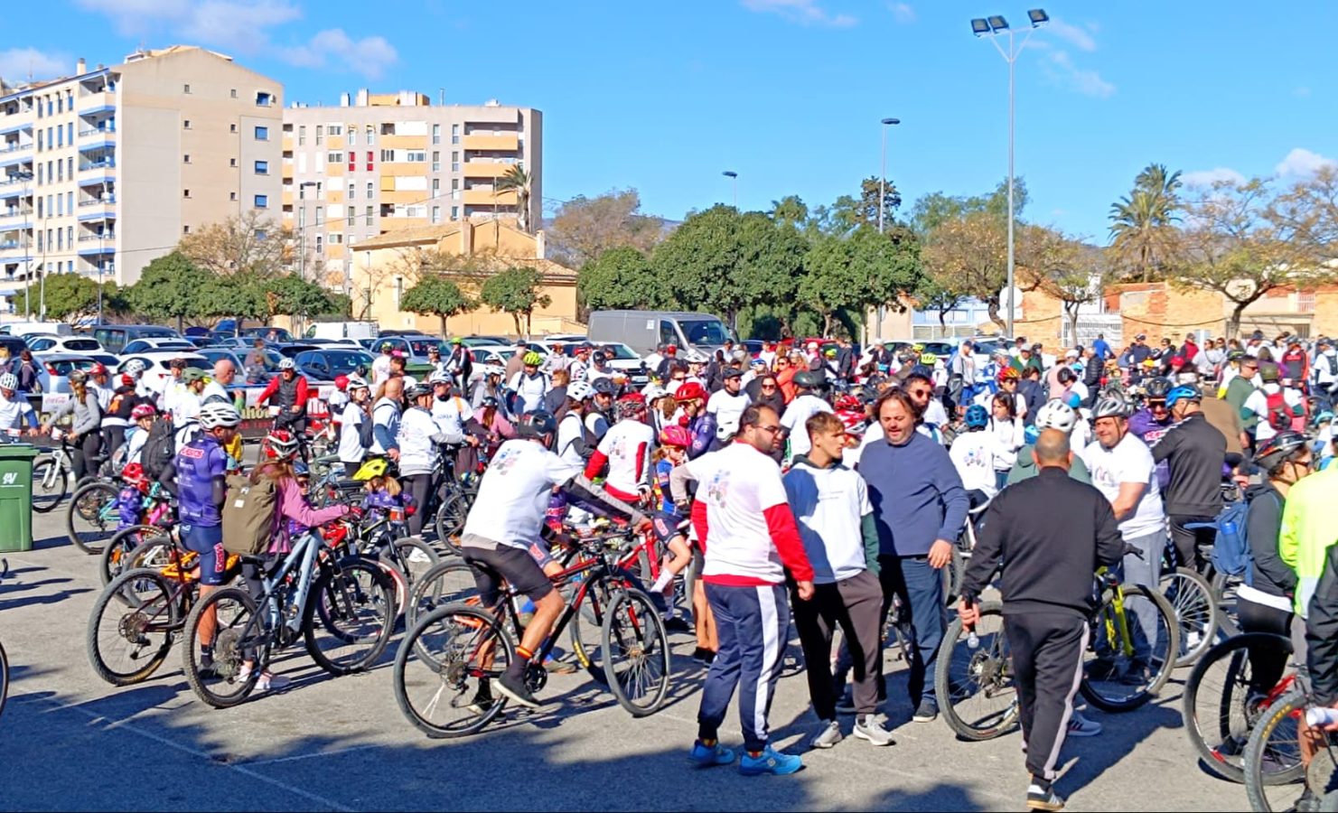Más de 700 personas disfrutan del Día de la Bici en Villajoyosa