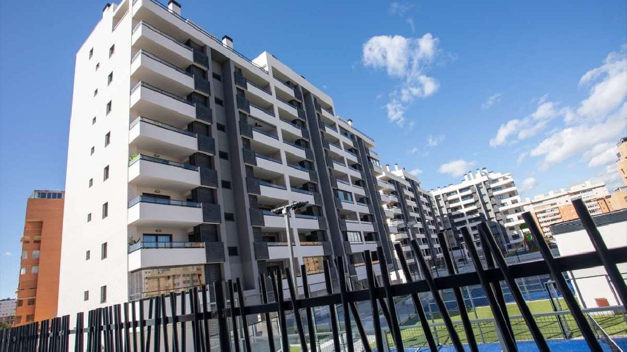 Detienen a tres altos cargos en Alicante por posible adjudicación irregular de viviendas públicas en Les Naus