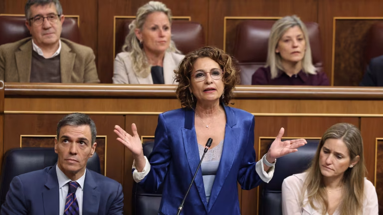 Gasolinera en Alicante con precios rebajados tras el decreto del Gobierno sobre el IVA.